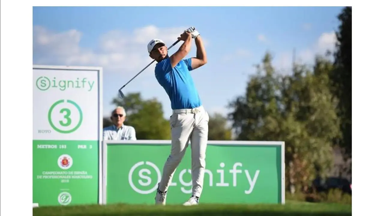 Sebasti&aacute;n Garc&iacute;a, ganador en Calatayud, inicia la salida de una calle. Foto: Golf Calatayud
