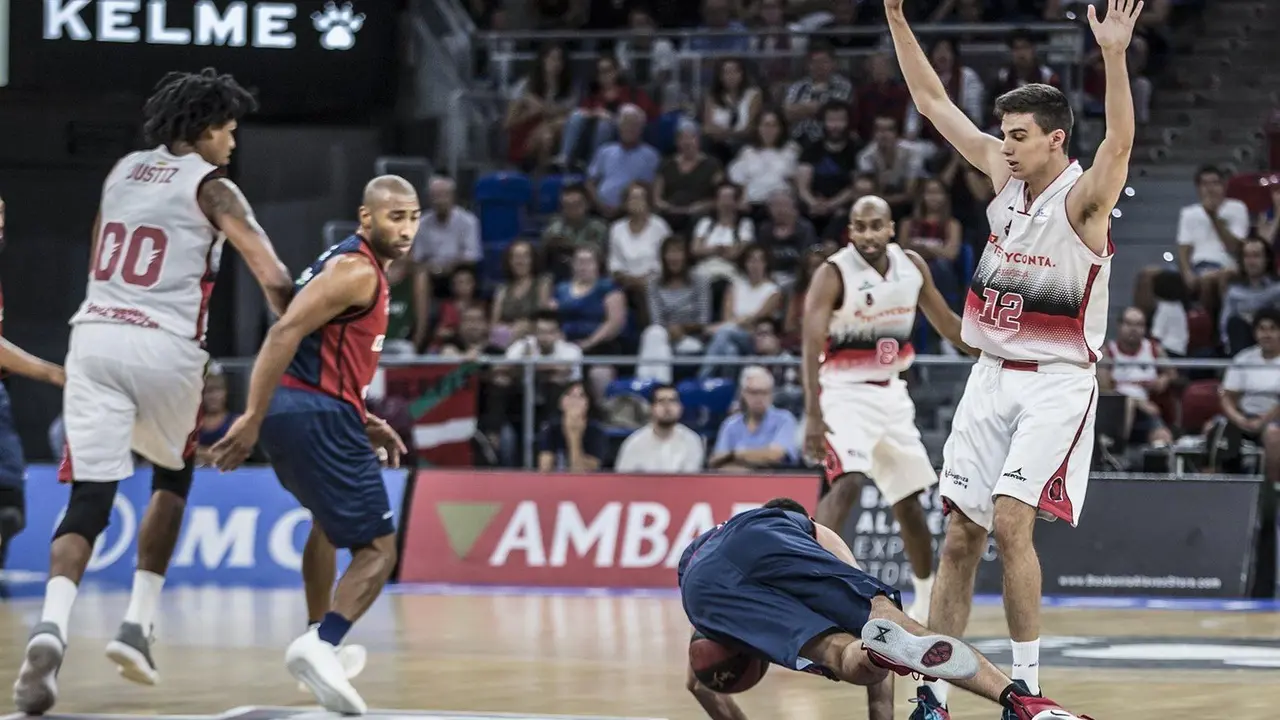 Imagen del partido diputado en Vitoria donde el Tecnyconta aguant&oacute; bien durante la primera parte. Foto: Basket Zaragoza