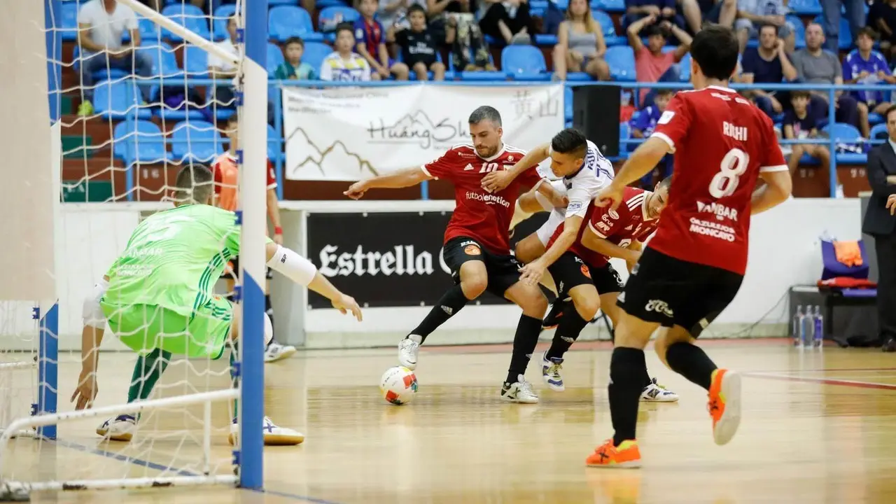 Retamar lucha por el bal&oacute;n cerca de la porter&iacute;a aragonesa. Foto: F&uacute;tbol Emotion Zaragoza 