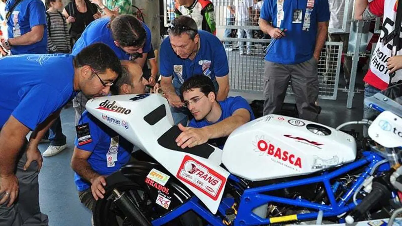 Los equipos de estudiantes se enfrentan al desaf&iacute;o de dise&ntilde;ar y desarrollar un prototipo de motocicleta de competici&oacute;n similar a la categor&iacute;a mundialista de Moto3.