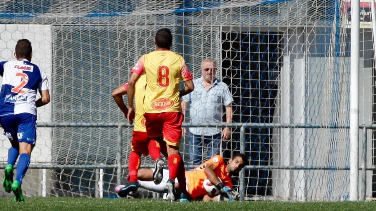 Salva detiene un penalti y permite al Ebro sumar un punto m&aacute;s. | Foto: CD Ebro