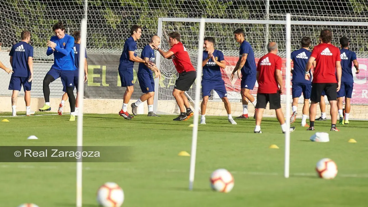 El Real Zaragoza entrena en la Ciudad Deportiva. | Foto: Tino Gil, Real Zaragoza