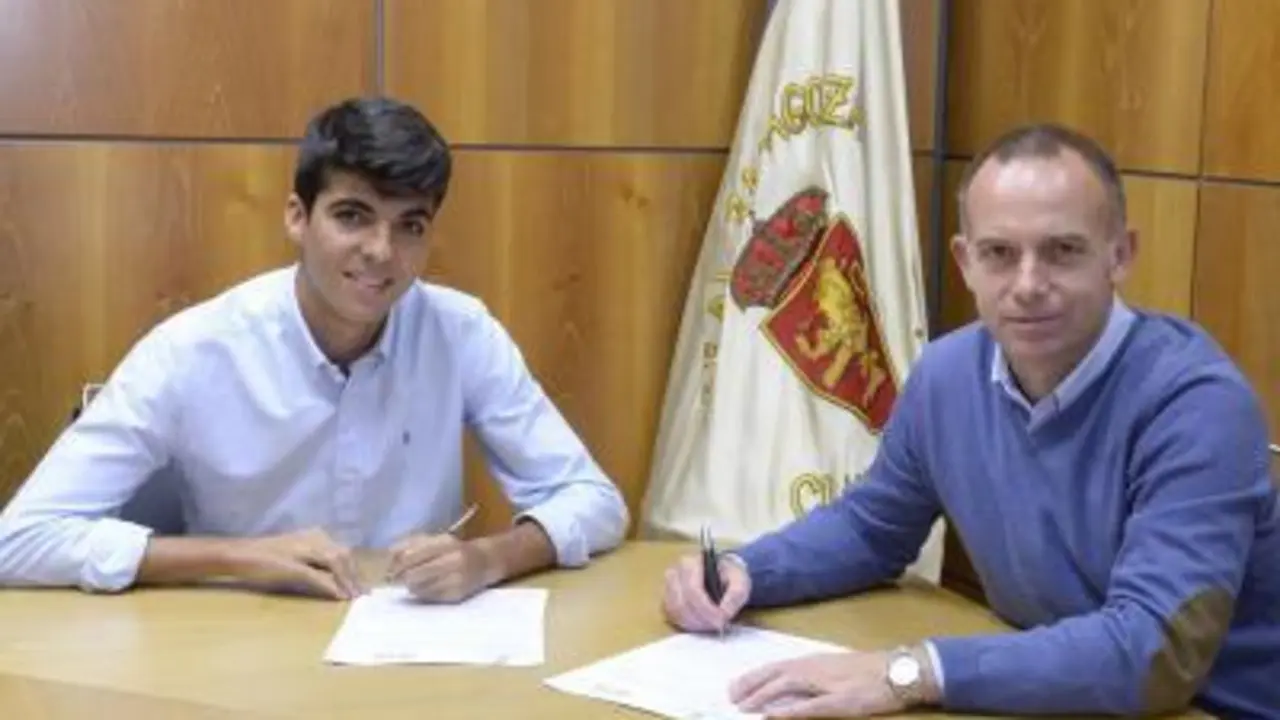 Clemente firma su contrato con el presidente Lapetra. | Foto: Tino Gil, Real Zaragoza