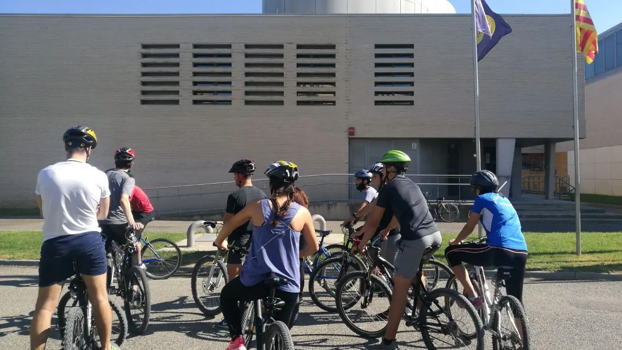  Estudiantes de Ciencias de la Actividad f&iacute;sica y el Deporte, esta ma&ntilde;ana, iniciando una de sus clases, ante el edificio del Vicerrectorado del Campus de Hueca. Sede del encuentro. Foto: Unizar
