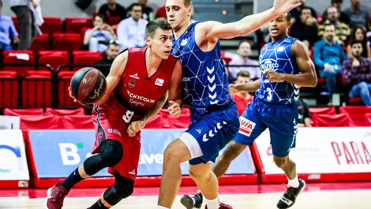 Fabio Santana trata de salir de la presi&oacute;n ante GBC. Foto: Basket Zaragoza