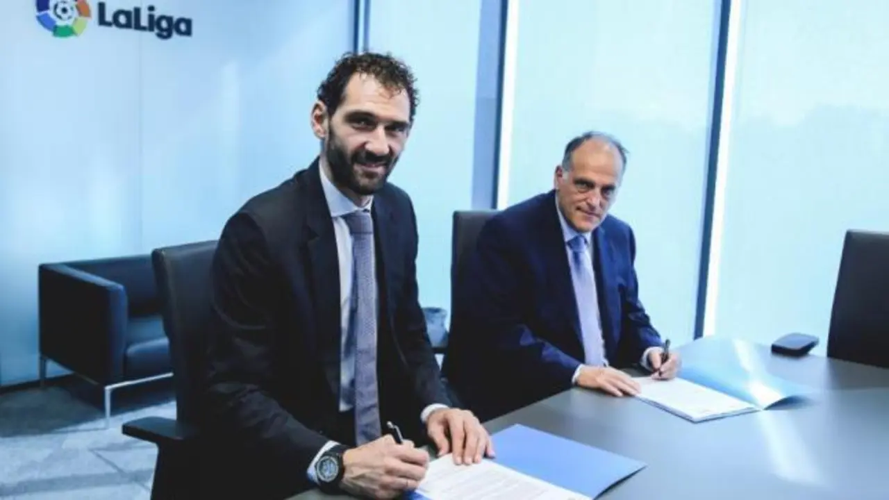 Garbajosa y Tebas, en la firma del acuerdo. Foto: La Liga