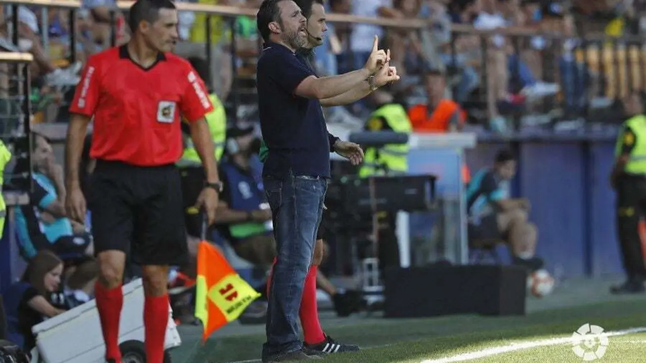 Sergio Gonz&aacute;lez en la banda de La Cer&aacute;mica | Foto: LaLiga