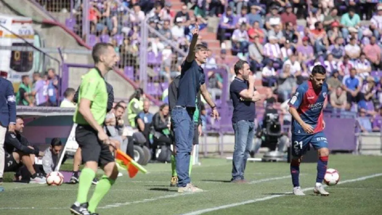 Leo Franco dirigiendo a su equipo ante el Real Valladolid | Foto: SD Huesca