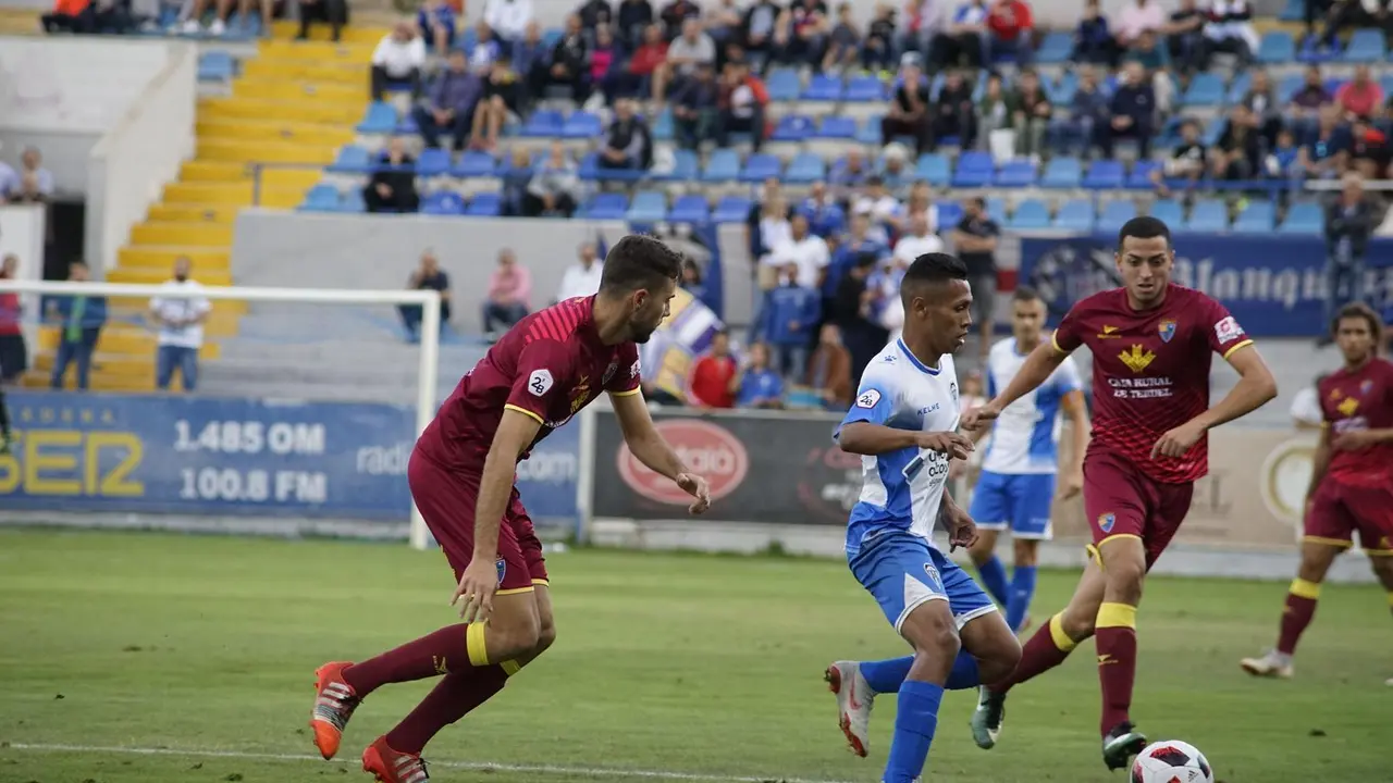 Jugadores del Cd Teruel y el CD Alcoyano durante el partido / Foto: Aldemar/El Nostre Ciutat