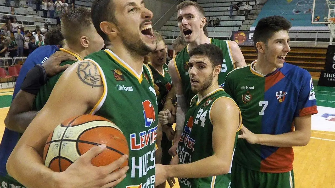 Los jugadores celebran en el centro del campo la victoria ante el Betis | Foto: C.Pascual