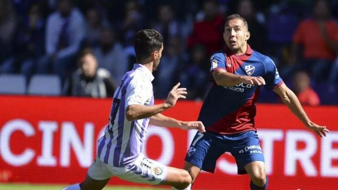 Ferreiro pelea un esf&eacute;rico en el partido ante el Real Valladolid | Foto: LFP