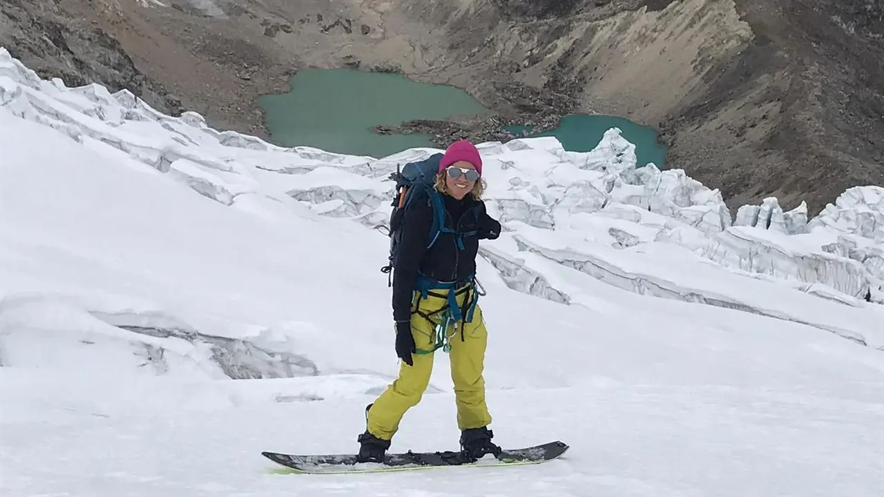 Ana Salvador, siempre con una sonrisa, ha evolucionado en su snow y ahora busca fundir los descensos sobre la tabla con la escalada. Foto: Ana Salvador 