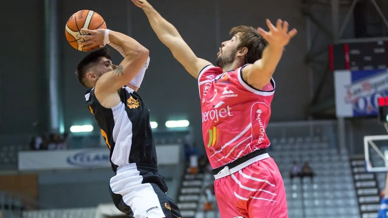 Mikel Motos, con la camiseta de Palma, en acci&oacute;n defensiva ante Lleida | Foto: FEB