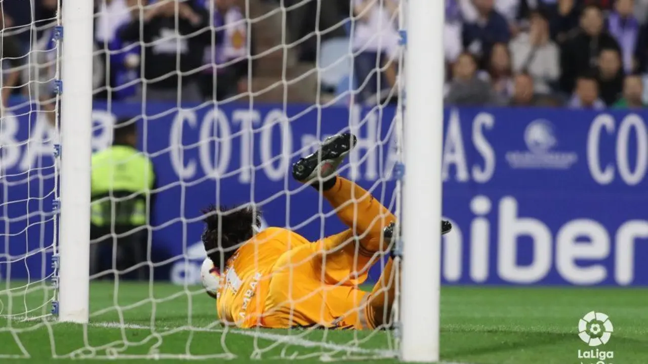 Cristian Alvarez se estira para atrapar un bal&oacute;n. Foto | LaLiga