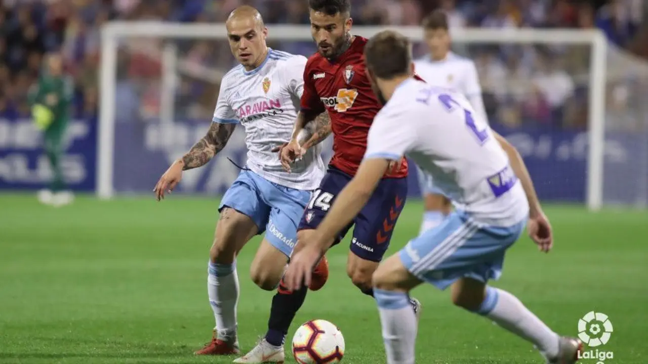 Jorge Pombo, en una acci&oacute;n defensiva. Foto: La Liga