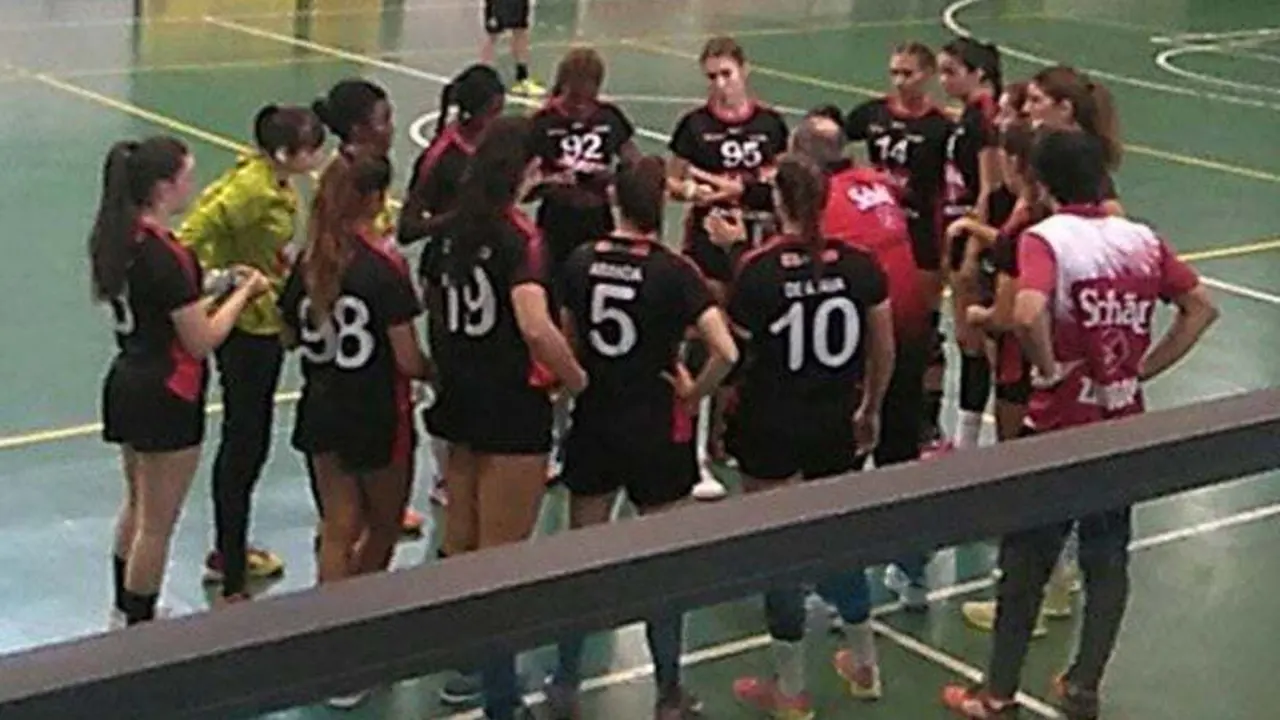 Las jugadoras, durante un tiempo muerto. Foto: Sch&auml;r Zaragoza