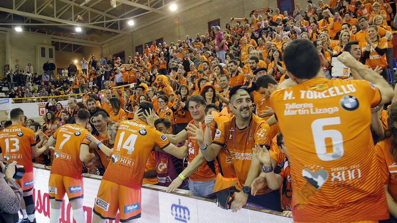 La afici&oacute;n naranja en el pabell&oacute;n Los Planos | Foto: CV Teruel
