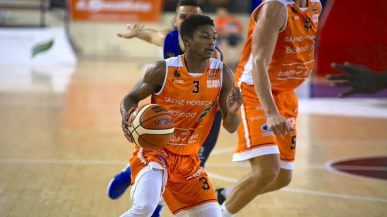 Robinson JR con la camiseta del Saenz Horeca | Foto: Gasteiz Hoy