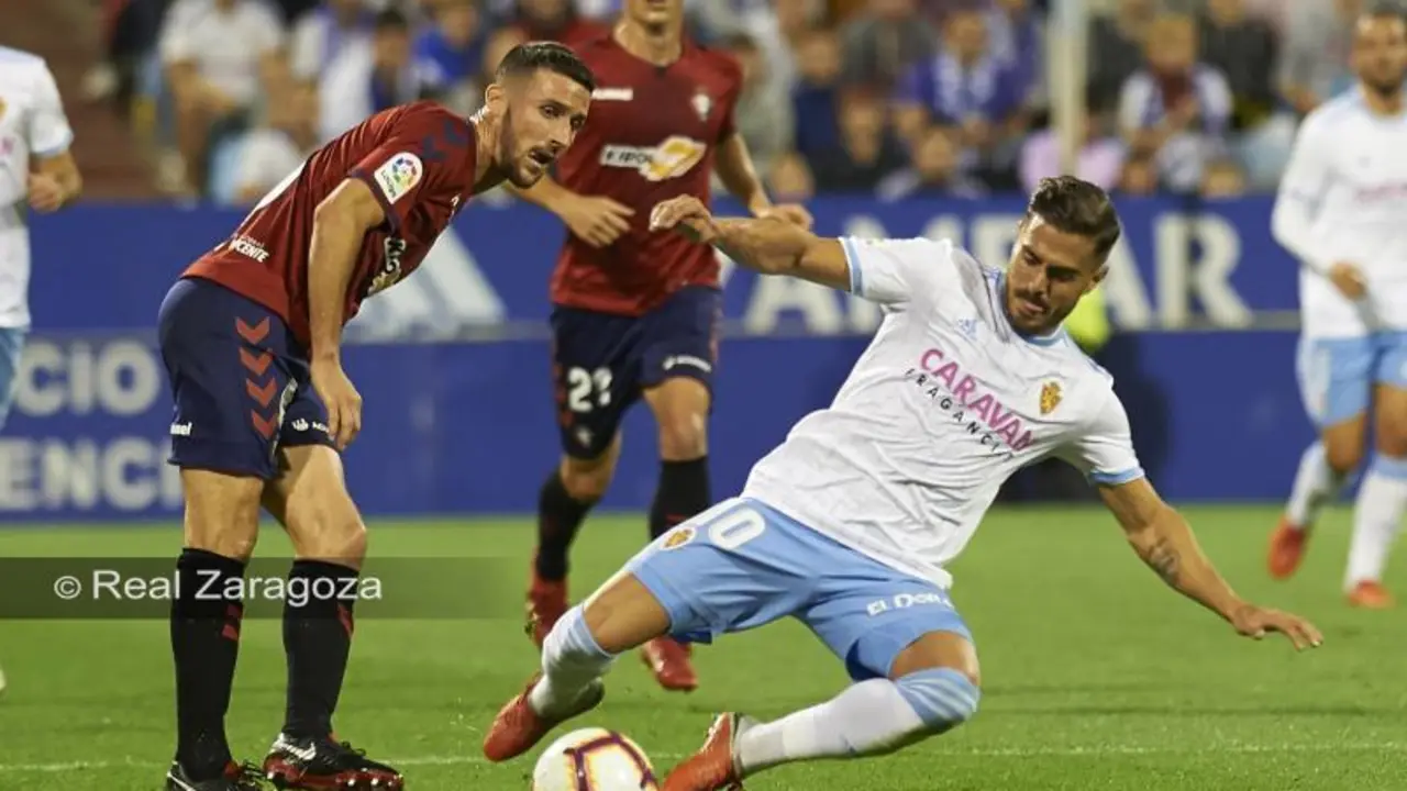Ros pelea el bal&oacute;n ante Osasuna. | Foto: Tino Gil, Real Zaragoza