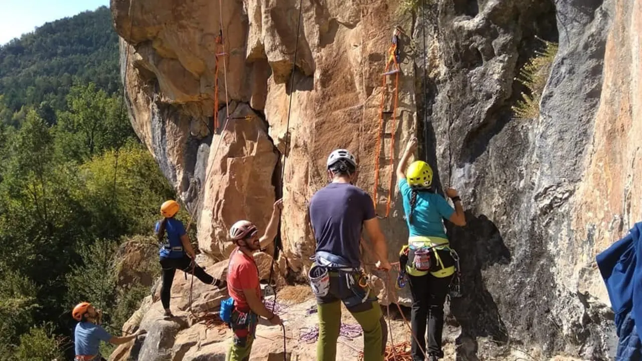 Escladores en una de las paredes del Parque Nacional de Ordesa Monte-Perdido. Foto: Fedme