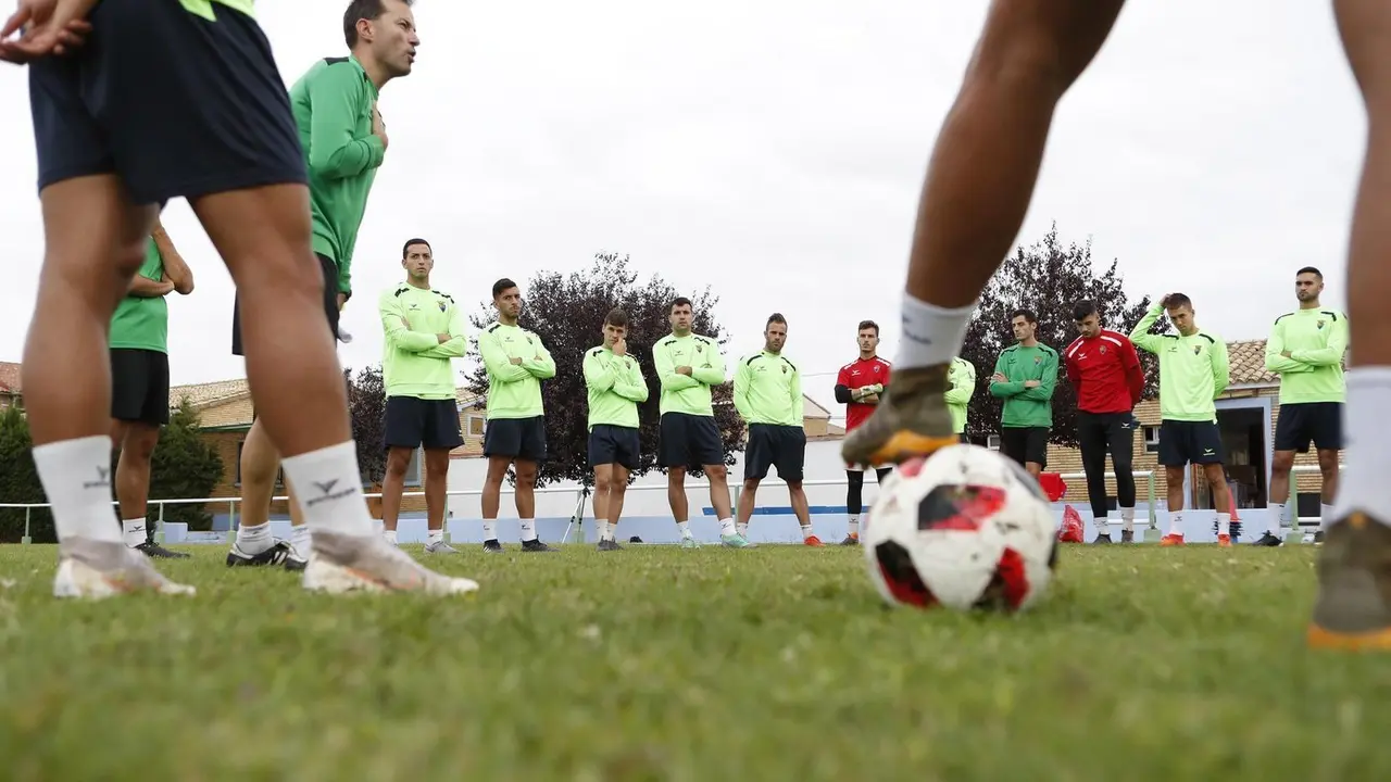 Dani Aso da instrucciones a los jugadores del Teruel durante un entrenamiento | Foto: CD Teruel