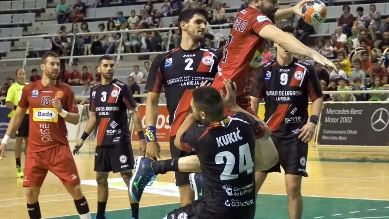 Alex Marcelo busca la porter&iacute;a de Logro&ntilde;o con Filipe Mota a su espalda. Foto: C.Pascual