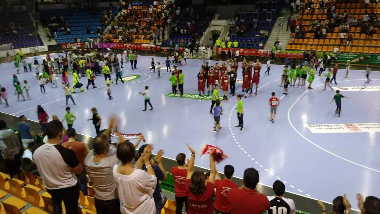 Los jugadores del Bada Huesca responden con aplausos al apoyo brindado por sus aficionados desplazados hasta Pamplona. Foto: Ram&oacute;n Bellera