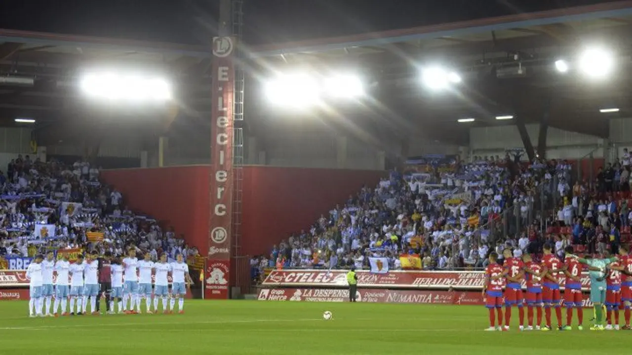 Real Zaragoza y Numancia forman antes de comenzar el encuentro | Foto: LFP