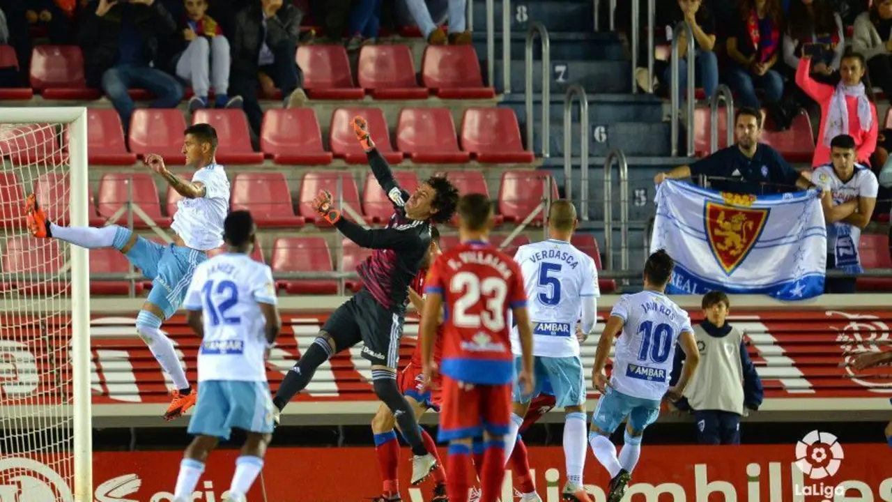 Acci&oacute;n a bal&oacute;n parado en Los Pajaritos. | Foto: La Liga