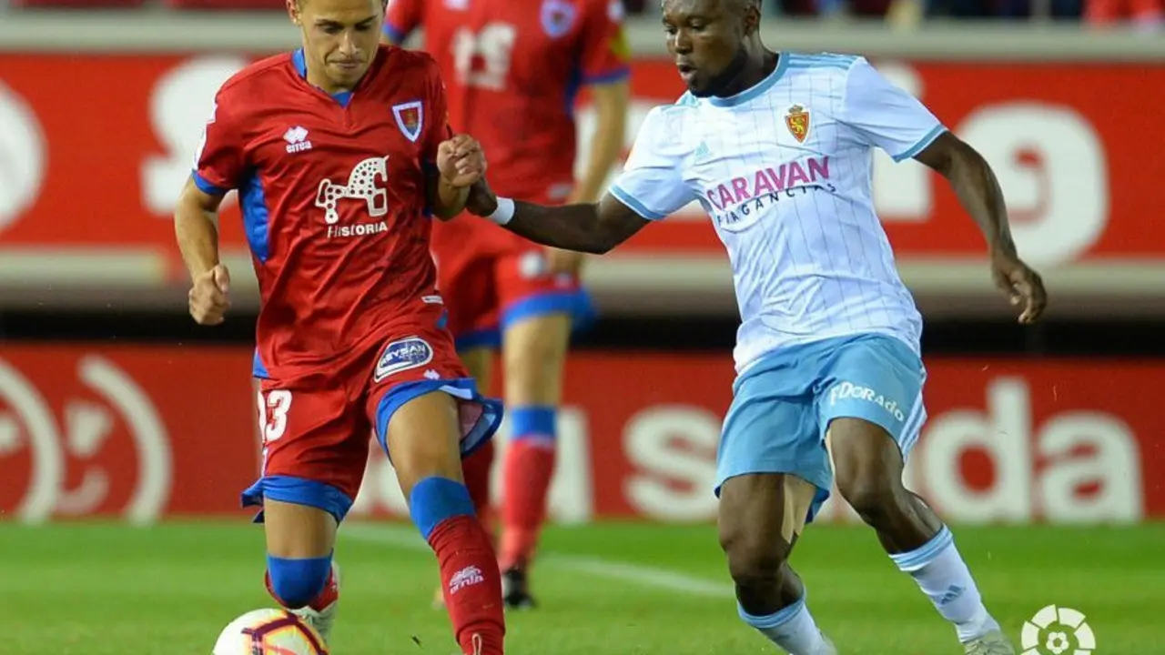 Villalba pugnando  un bal&oacute;n con Igbekeme en el partido ante el Numancia de la primera vuelta. Foto: LaLiga 1/2/3