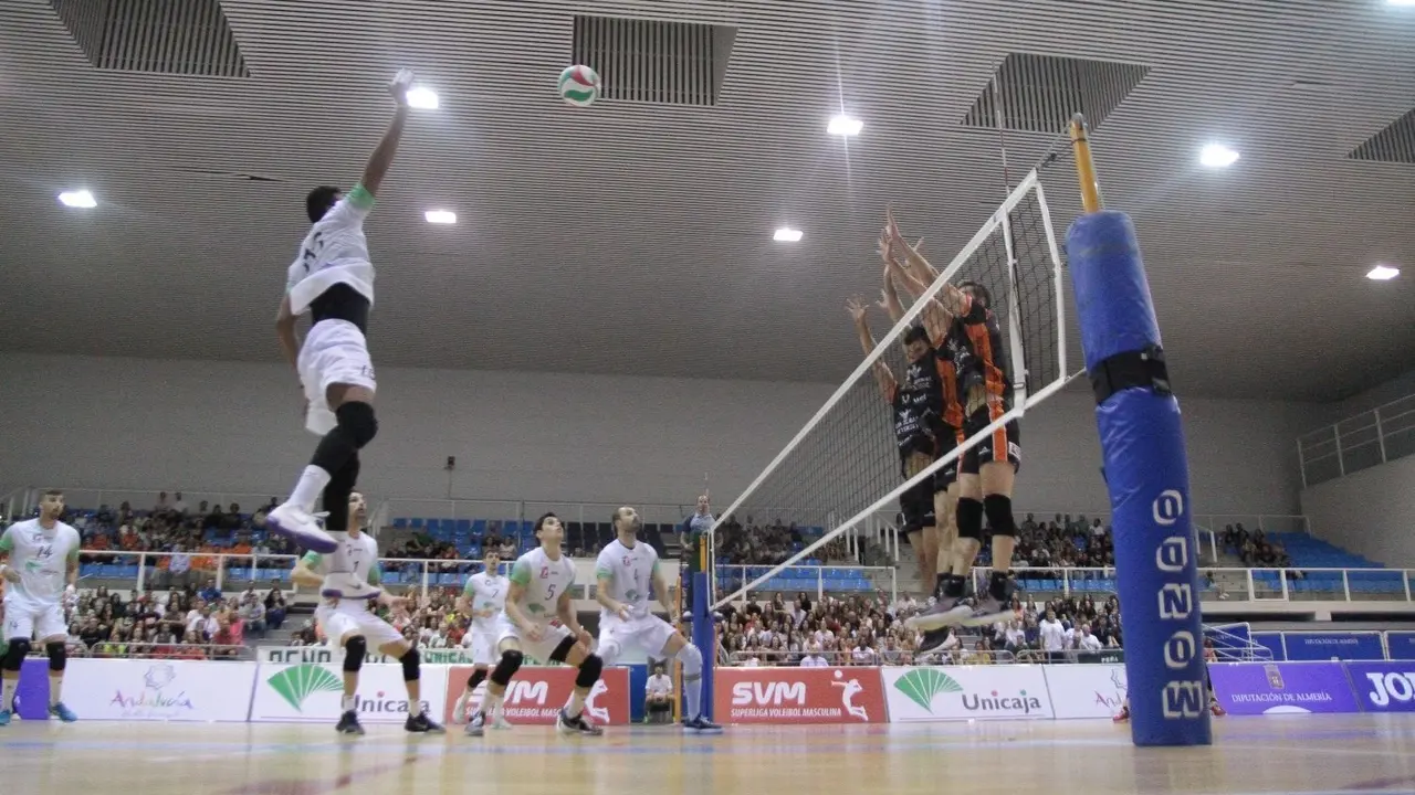 Jugadores del CV Teruel y el Unicaja Almer&iacute;a durante el primer partido de Superliga/ Foto: Mois&eacute;s Mart&iacute;nez