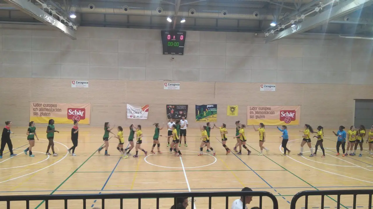 Las jugadoras se saludan antes del partido. Foto: Sch&auml;r Zaragoza Balonmano