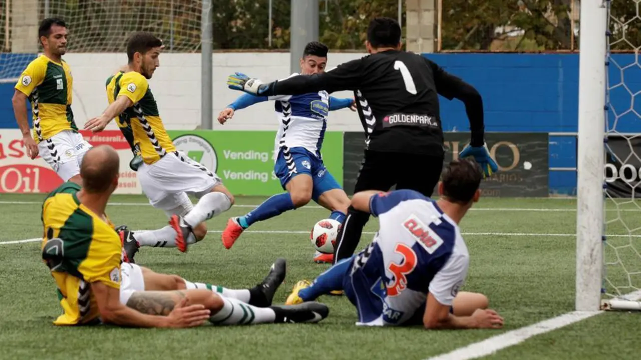 Javi Cabezas remata a puerta en el Ebro - Sabadell de la primera vuelta. | Foto: Real Rub&eacute;n Losada, FotografiArte