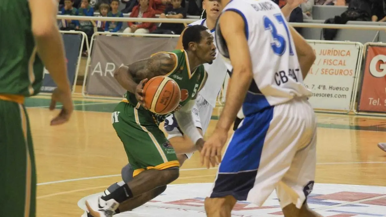 Isaiah Johnson entra a canasta. Foto: Carlos Pascual
