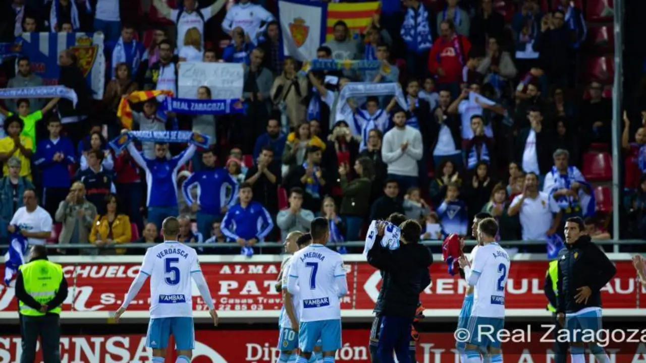 El Real Zaragoza aplaude a su afici&oacute;n. | Foto: Real Zaragoza