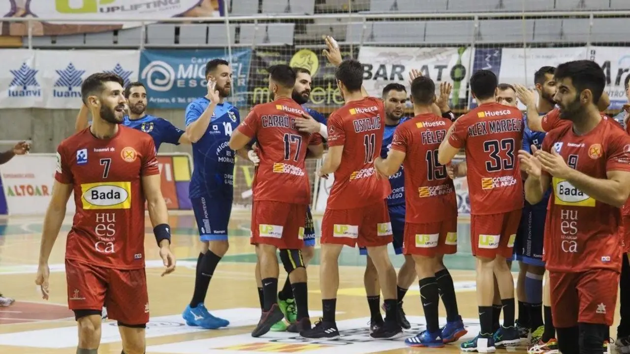 Carmona, a la izquierda de la imagen, en el partido contra Cangas. Foto: C.Pascual