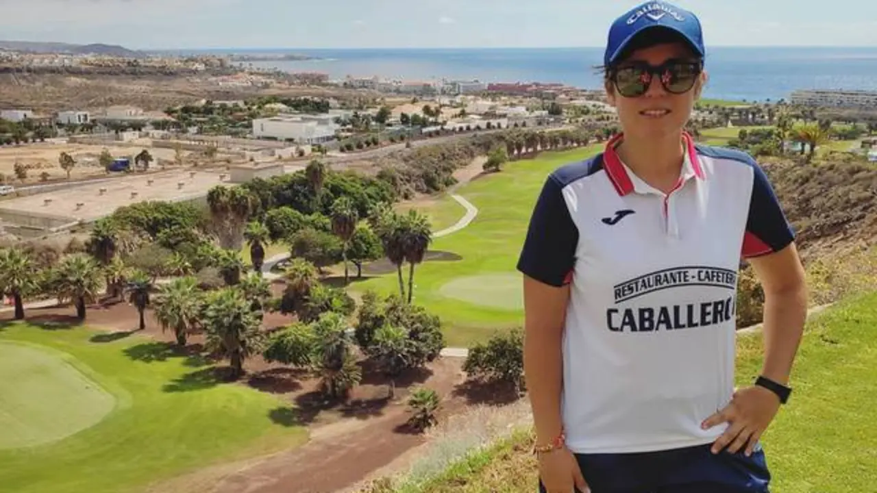 Thania Requena, con el campo de golf de Ajede (Tenerife) a su espalda. 