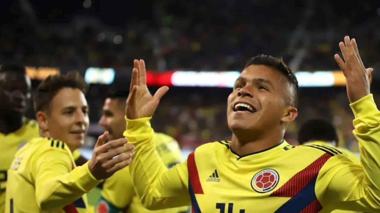 &iexcl;Cucho' Hernand&eacute;z dando gracias por el fant&aacute;stico debut, tras anotar uno de sus 2 goles. |Foto: Miguel Angel Bautista Safar