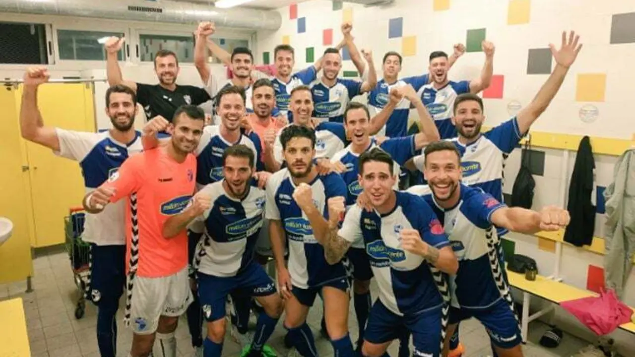 Los jugadores del Ebro celebran una victoria en el vestuario | Foto: Twitter