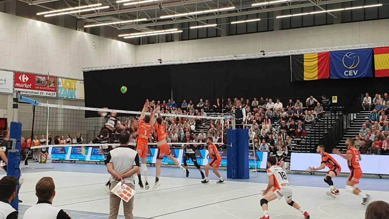 El Club Voleibol Teruel en la pista belga de Aalst para el partido que ha sellado su pase a la segunda fase eliminatoria de la Champions League |Foto: Club Voleibol Teruel