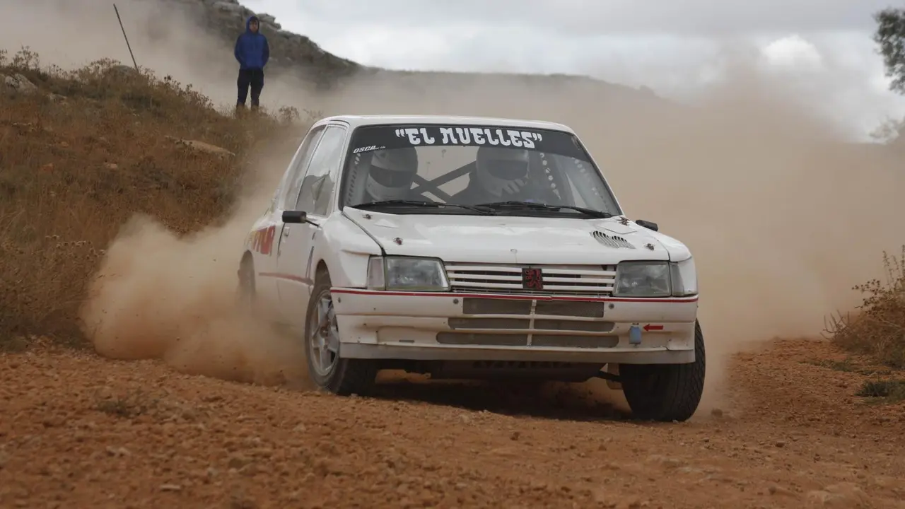 Huerta, uno de los pilotos favoritos para ganar en Borja, gestiona una curva en un tramo de tierra. Foto: Fada