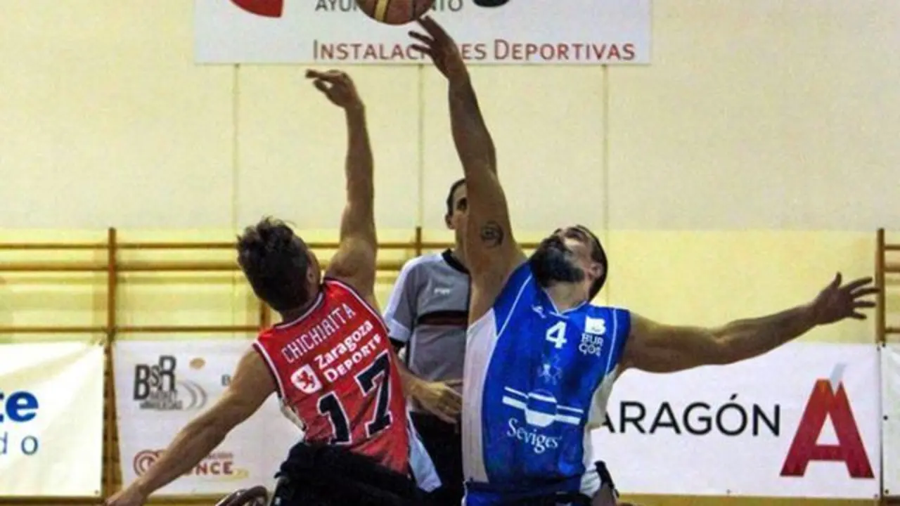 Dos jugadores buscan la bola durante un partido. Foto: CAI Deporte Adaptado