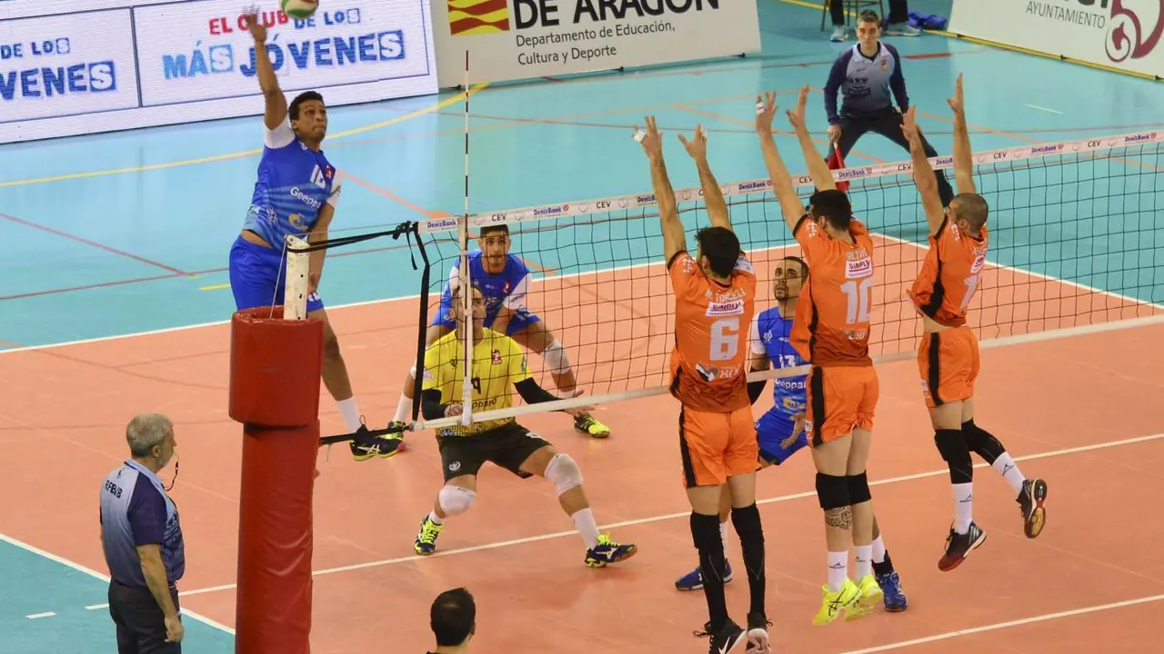 Jugadores del CV Teruel y CV Melilla durante el encuentro de Superliga de la temporada 2017/2018/ Foto: Club Voleibol Teruel