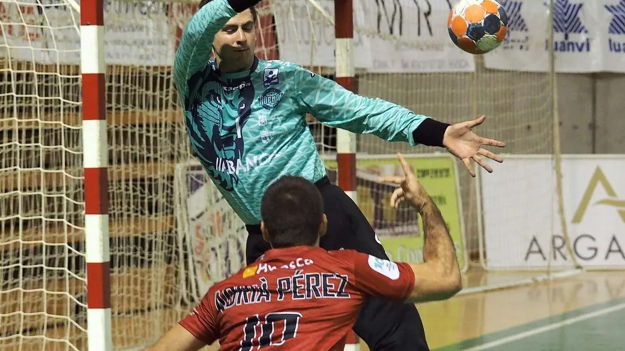 Adri&agrave; P&eacute;rez lanza ante Biosca en el partido de la primera vuelta. foto: C.Pascual