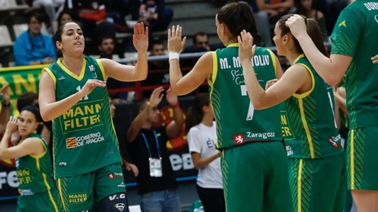 Vega Gimeno y Marta Montoli&uacute; se felicitan durante un partido. Foto: FEB