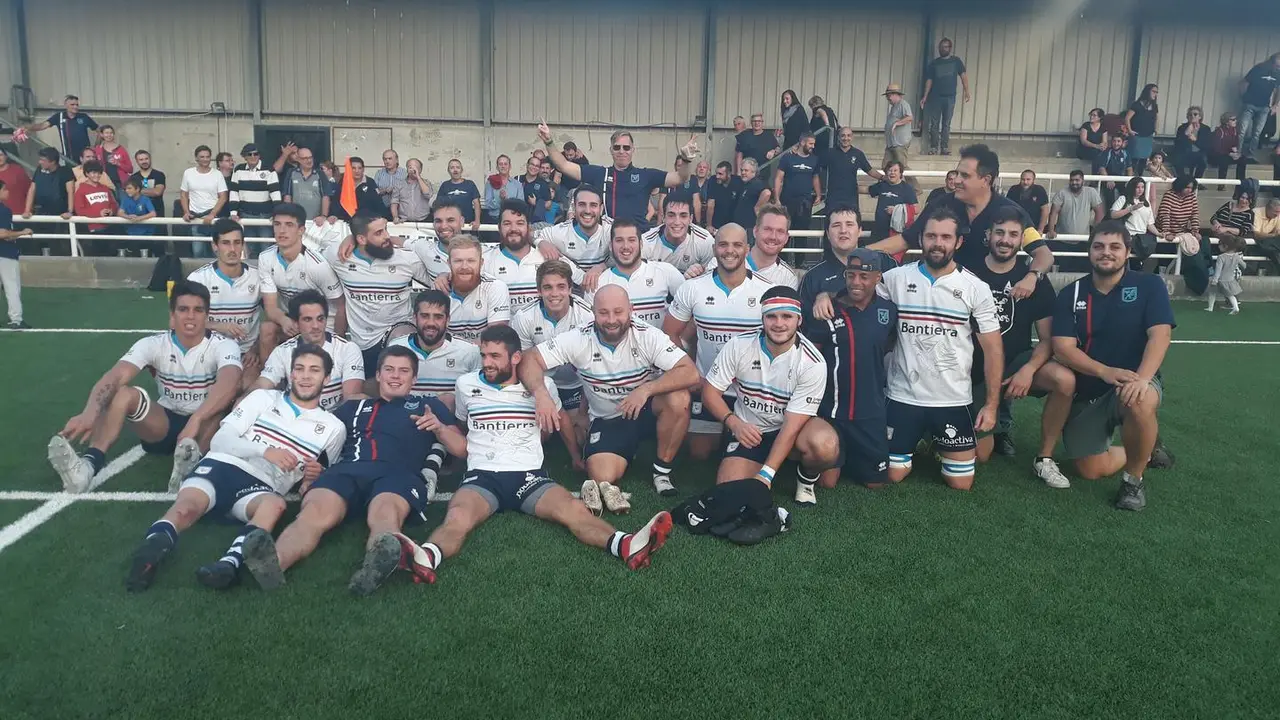 Los jugadores celebran el triunfo. Foto: F&eacute;nix Rugby
