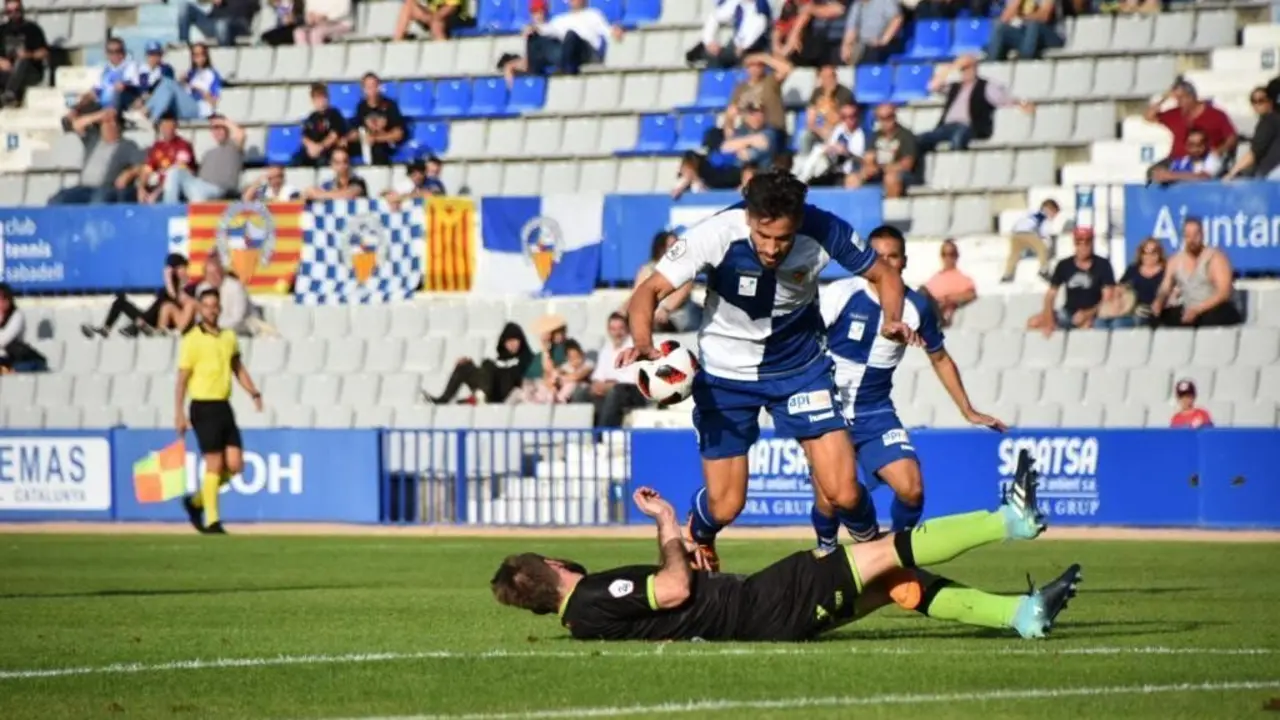Lou Franco cae al suelo durante el partido del CD Teruel frente al CE Sabadell | Foto: CE Sabadell 