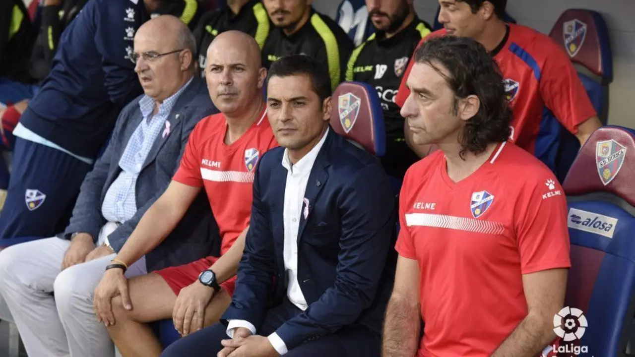 Francisco en el banquillo de El Alcoraz | Foto: LaLiga