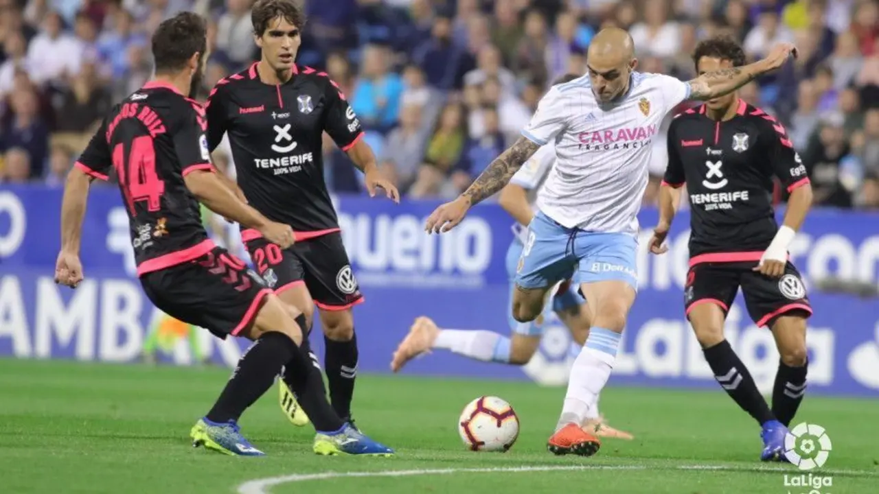 Pombo busca lanzar a porter&iacute;a entre jugadores del Tenerife. Foto: LaLiga 1/2/3