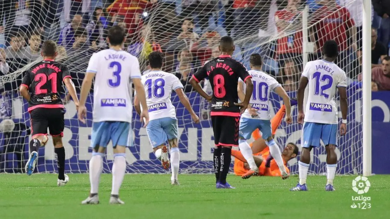 Gol de penalti de Ros ante el Tenerife la temporada pasada. Foto: LaLiga 123